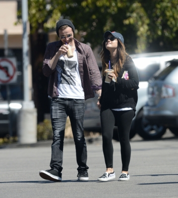 Lucy_and_Joel_Crouse_in_Los_Angeles_28-04-2014_06.jpg