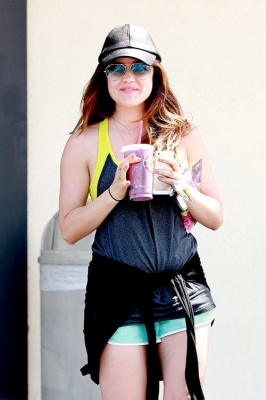 Picking_up_a_drink_after_a_workout_in_Studio_City_10-04-2014_10.jpg