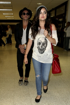 ArrivingAtLAXAirportLA2013-05.jpg