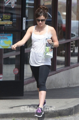 JoggingInHollywoodMar28th2012-004.jpg