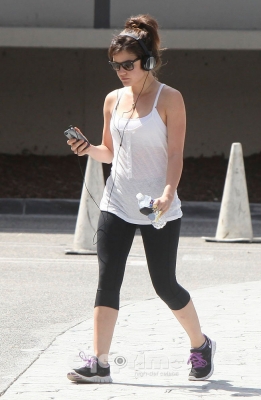 JoggingInHollywoodMar28th2012-006.jpg