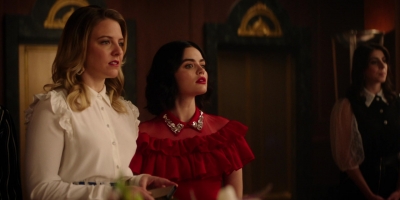 Katy_Keene_S01E10_Chapter_Ten_Gloria_1080p_AMZN_WEB-DL_DDP5_1_H_264-KiNGS_0581.jpg