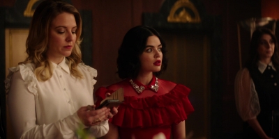 Katy_Keene_S01E10_Chapter_Ten_Gloria_1080p_AMZN_WEB-DL_DDP5_1_H_264-KiNGS_0600.jpg