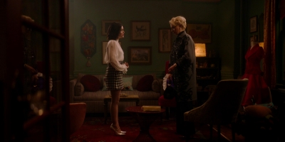 Katy_Keene_S01E10_Chapter_Ten_Gloria_1080p_AMZN_WEB-DL_DDP5_1_H_264-KiNGS_1464.jpg