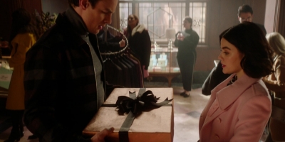 Katy_Keene_S01E10_Chapter_Ten_Gloria_1080p_AMZN_WEB-DL_DDP5_1_H_264-KiNGS_1933.jpg