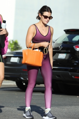LeavesaYogaClassWithAFriend-008.jpg