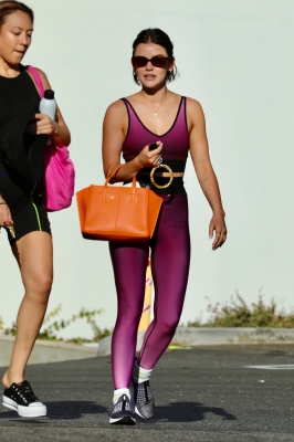 LeavesaYogaClassWithAFriend-023.jpg