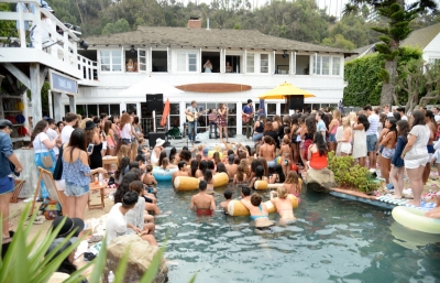 hollisterhouseev030814-004.jpg