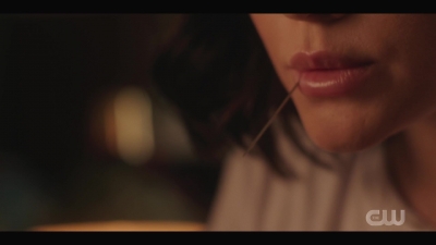 katy_keene_s01e01_1080p_web_h264-xlf_0029.jpg