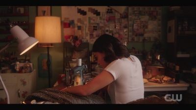 katy_keene_s01e01_1080p_web_h264-xlf_0035.jpg