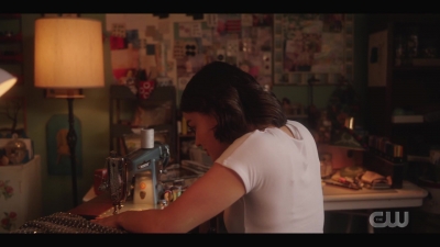 katy_keene_s01e01_1080p_web_h264-xlf_0036.jpg