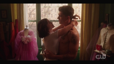 katy_keene_s01e01_1080p_web_h264-xlf_0057.jpg
