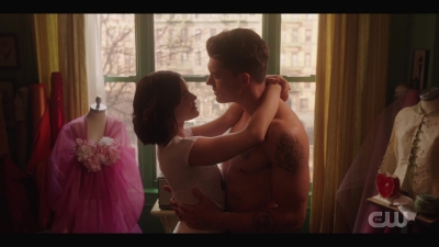 katy_keene_s01e01_1080p_web_h264-xlf_0062.jpg