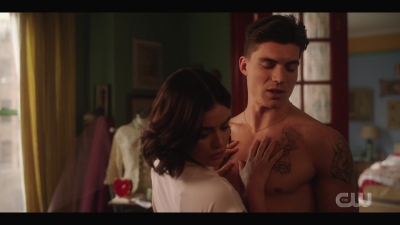 katy_keene_s01e01_1080p_web_h264-xlf_0073.jpg