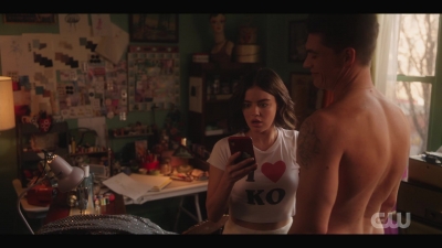 katy_keene_s01e01_1080p_web_h264-xlf_0078.jpg