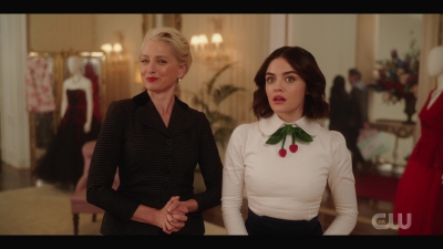 katy_keene_s01e01_1080p_web_h264-xlf_0221.jpg