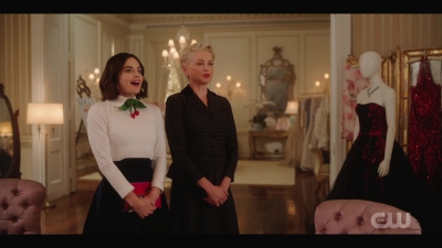 katy_keene_s01e01_1080p_web_h264-xlf_0267.jpg
