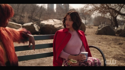 katy_keene_s01e01_1080p_web_h264-xlf_0537.jpg