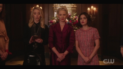 katy_keene_s01e01_1080p_web_h264-xlf_1026.jpg