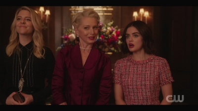 katy_keene_s01e01_1080p_web_h264-xlf_1040.jpg