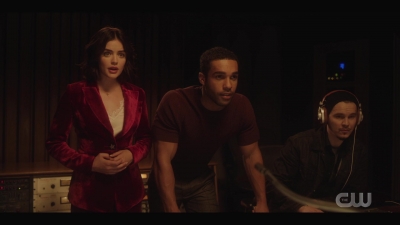 katy_keene_s01e01_1080p_web_h264-xlf_1324.jpg