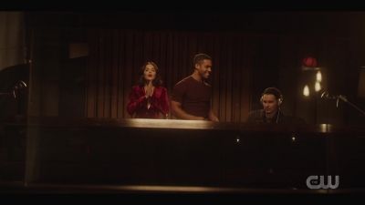 katy_keene_s01e01_1080p_web_h264-xlf_1360.jpg