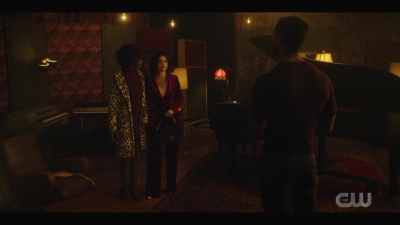 katy_keene_s01e01_1080p_web_h264-xlf_1366.jpg