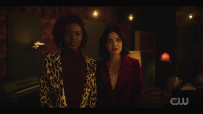 katy_keene_s01e01_1080p_web_h264-xlf_1371.jpg