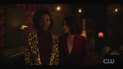 katy_keene_s01e01_1080p_web_h264-xlf_1374.jpg