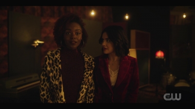 katy_keene_s01e01_1080p_web_h264-xlf_1375.jpg