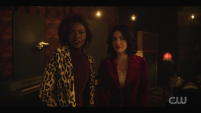 katy_keene_s01e01_1080p_web_h264-xlf_1378.jpg