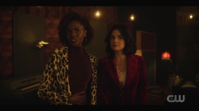 katy_keene_s01e01_1080p_web_h264-xlf_1382.jpg