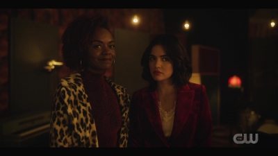katy_keene_s01e01_1080p_web_h264-xlf_1385.jpg