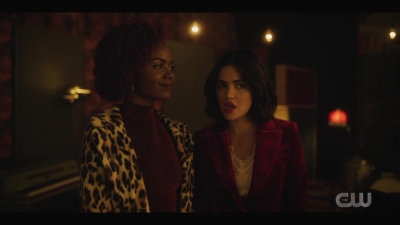 katy_keene_s01e01_1080p_web_h264-xlf_1386.jpg
