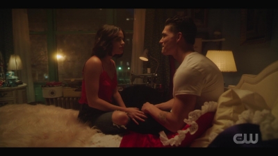 katy_keene_s01e01_1080p_web_h264-xlf_1482.jpg