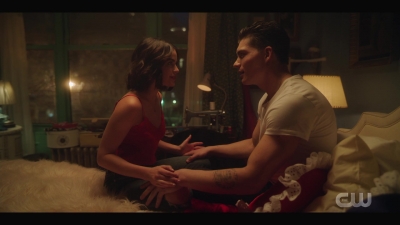 katy_keene_s01e01_1080p_web_h264-xlf_1507.jpg