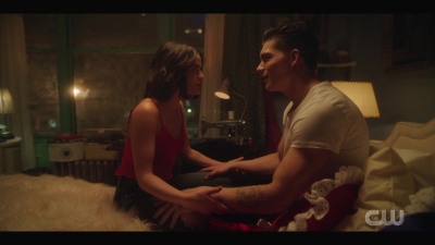 katy_keene_s01e01_1080p_web_h264-xlf_1508.jpg