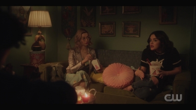 katy_keene_s01e01_1080p_web_h264-xlf_1779.jpg