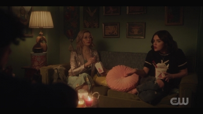 katy_keene_s01e01_1080p_web_h264-xlf_1780.jpg