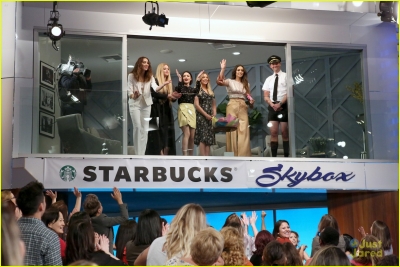pll-cast-ellen-appearance-today-lucy-pet-store-run-01.JPG