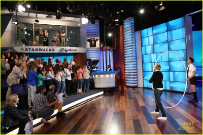 pll-cast-ellen-appearance-today-lucy-pet-store-run-10.jpg