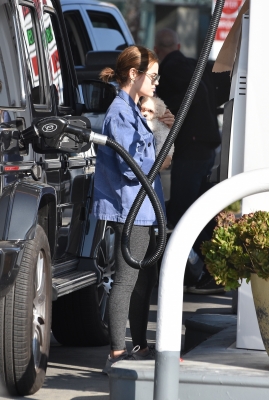 seenatthegasstationinstudiocity100221_002.jpg
