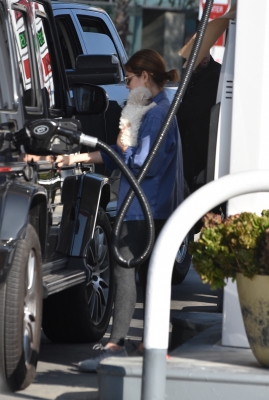 seenatthegasstationinstudiocity100221_003.jpg