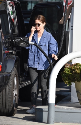 seenatthegasstationinstudiocity100221_005.jpg