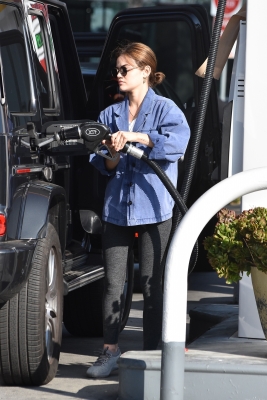 seenatthegasstationinstudiocity100221_007.jpg