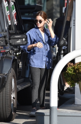 seenatthegasstationinstudiocity100221_010.jpg
