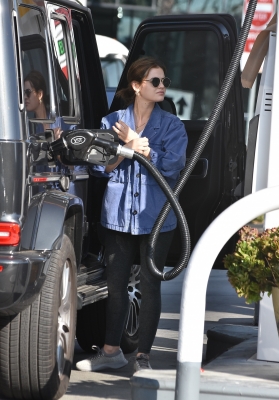seenatthegasstationinstudiocity100221_011.jpg