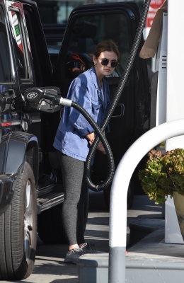 seenatthegasstationinstudiocity100221_012.jpg