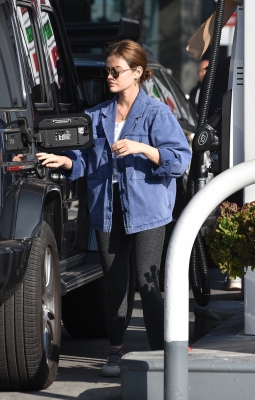 seenatthegasstationinstudiocity100221_013.jpg