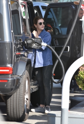 seenatthegasstationinstudiocity100221_019.jpg